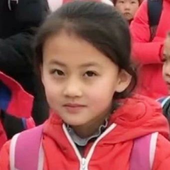 The 7-year-old "smiling girl" became popular unexpectedly, and her parents politely refused to sign the contract with millions. What happened later?